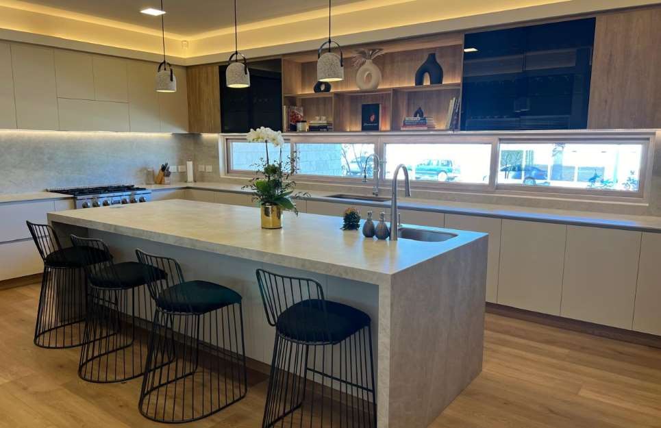 Cocina con isla y bancos altos