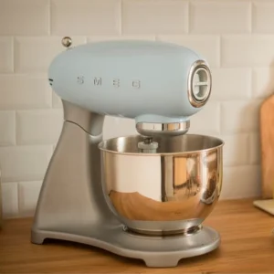 BATIDORA SMEG 600W, 4.8 Lt, 10 VELOCIDADES, COLOR AZUL, MODELO SMF02PBUS